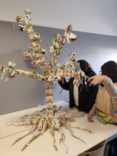 Construção da árvore envolvendo criatividade, cooperação e reutilização de materiais.