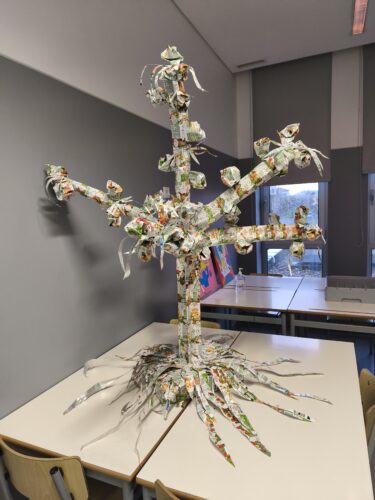 Árvore de Natal Amarela exposta no espaço escolar, Sala de EVT, promovendo a sensibilização ambiental da comunidade educativa.