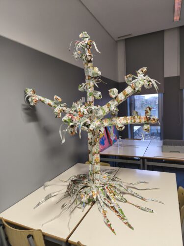 Trabalho final – Árvore de Natal Amarela construída com embalagens Tetra Pak da marca Compal.