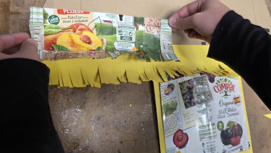 Revestimento da árvore<br/>Colagem e preenchimento da estrutura de cartão com as tiras recortadas e cola quente.