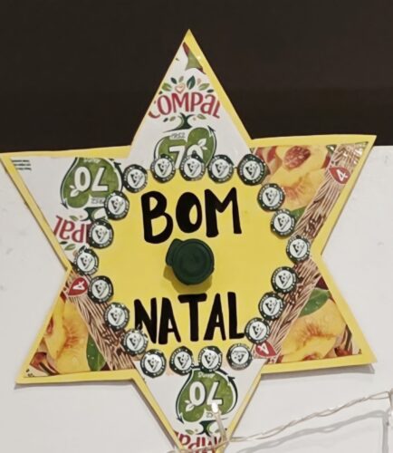 Símbolos Tetra Pak e Compal<br/>Revestimento do tronco e estrela com as embalagens e símbolos Tetra Pak e Compal