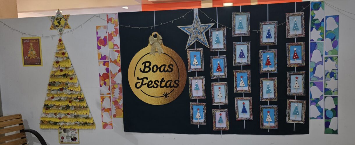 Exposição da árvore<br/>A árvore foi exposta no átrio/polivalente da escola por ser um espaço de convívio e um local visível.