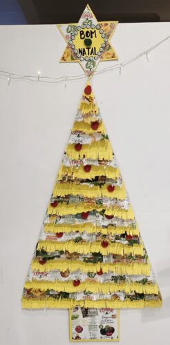 Trabalho final<br/>Árvore de Natal concluída e exposta.
