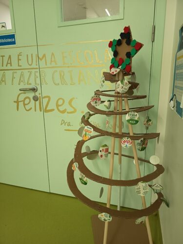 A Árvore Tetra-Leitura foi o título escolhido porque o objetivo foi construir a árvore para decoração da nossa Biblioteca.