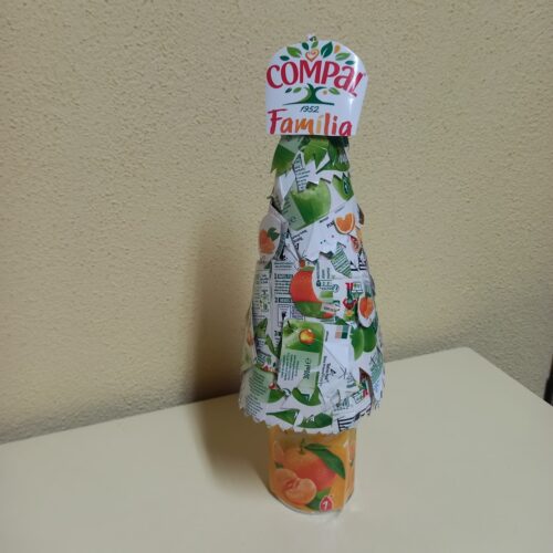 O simbolo da Compal em destaque com a palavra família. O simbolo da Tetra Pak encontra-se mais abaixo e numa dimensão mais pequena.