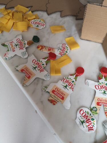 Recorte de imagens das embalagens da Compal.