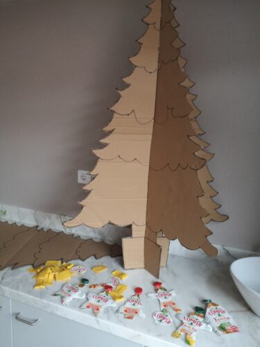 Árvore em cartão pronta para a pintura.