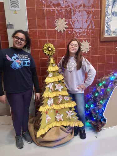 Trabalho final colocada na entrada da escola.