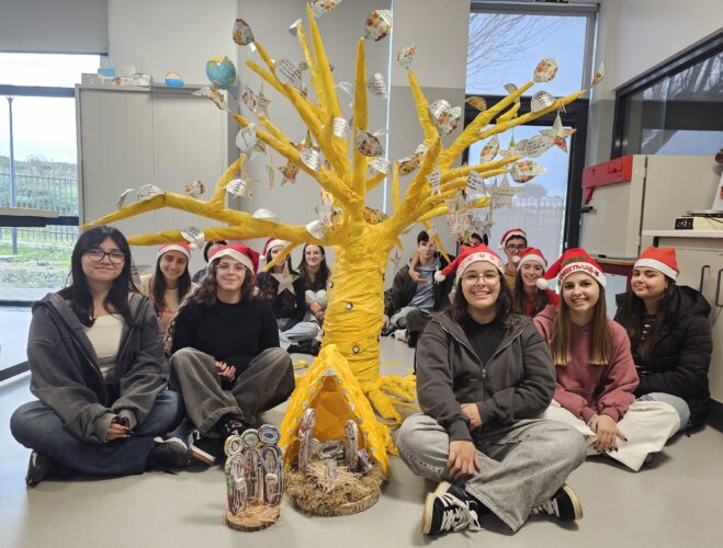 Equipa Eco-Escola com o trabalho final, sendo visíveis as imagens da Compal e Tetra Pak.