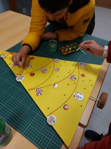 Processo construção_3ª etapa.<br/>A composição foi enriquecida com animação gráfica, recorrendo a texturas visuais executadas a aguarela.