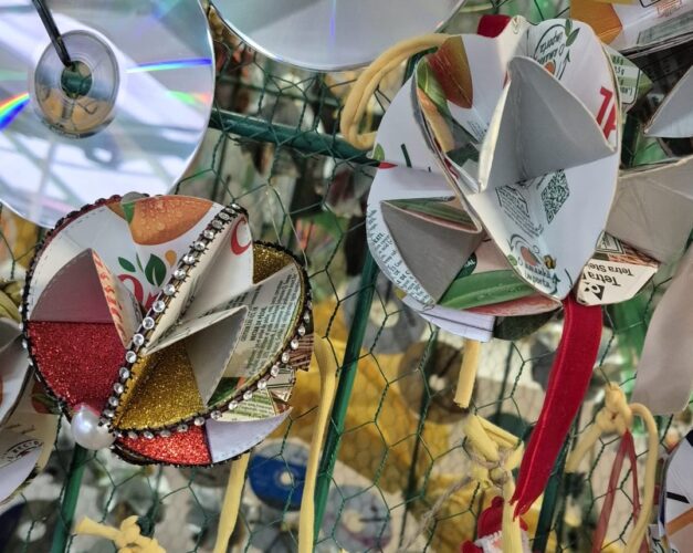 Bolas construídas com embalagens Compal com respetivos símbolos