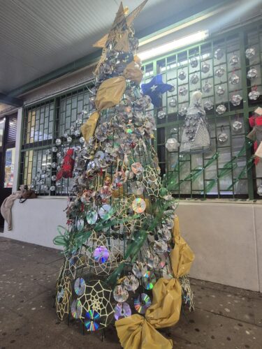 Exposição da árvore de Natal durante três dias antes de fazer parte da decoração de Natal da localidade da Póvoa de Santa Iria. Foi colocada numa rotunda junto à escola.