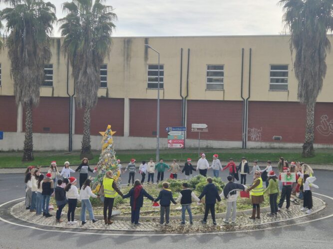 Exposição da árvore de Natal numa rotunda da Póvoa de Santa Iria e respetiva inauguração.