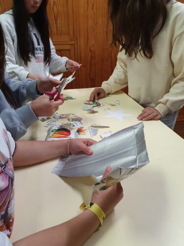 Os alunos recortam estrelas de embalagens Tetra Pak da Compal, anteriormente recolhidas por alunos, pais e professores.