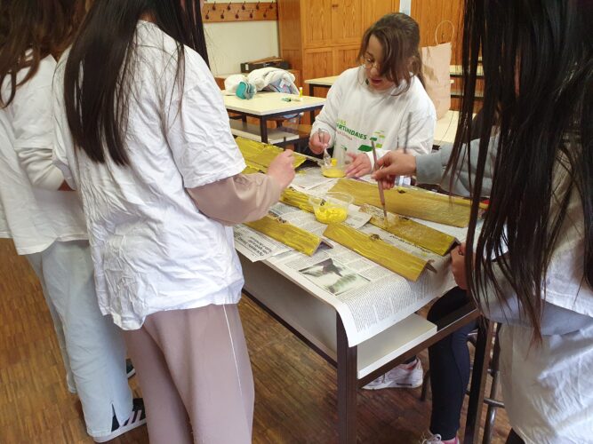 Os alunos reutilizaram cartão e pintaram-no de amarelo para construir os ramos da árvore de Natal.