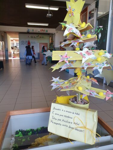 A árvore de Natal Amarela foi colocada na entrada do edifício da escola, um local de passagem de alunos e outros membros da comunidade escolar.