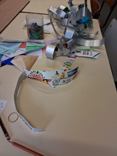 Corte de embalagens Compal em tiras para construir correntes