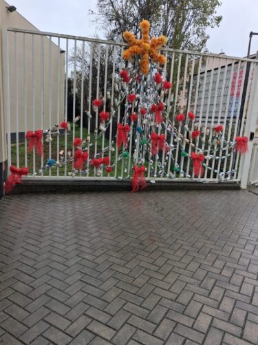 As várias correntes feitas de tiras de embalagens Compal foram montadas na forma de Árvore de Natal e presas na entrada da escola.