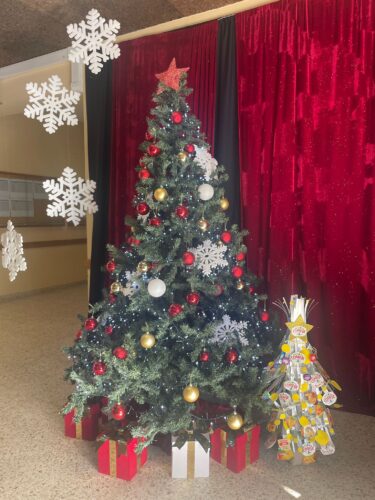 Transformar resíduos em criatividade árvore de Natal sustentável.