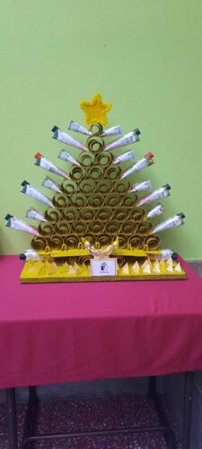 Uma das árvores exposta no espaço escolar.