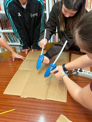 Preparação dos painéis para a colocação das embalagens.