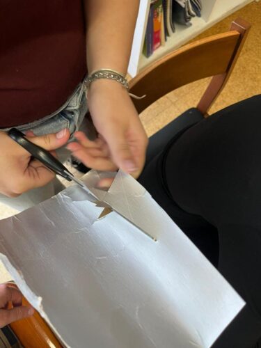 As embalagens que sobraram deram origem a estrelas decorativas.