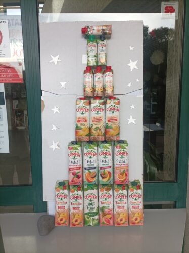 Árvore TetraPack preparada para receber as ornamentações.