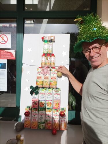 A árvore foi decorada pelo pessoal docente.