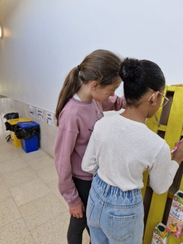 Processo de Construção 1 - Pintura da palete com a cor amarela.