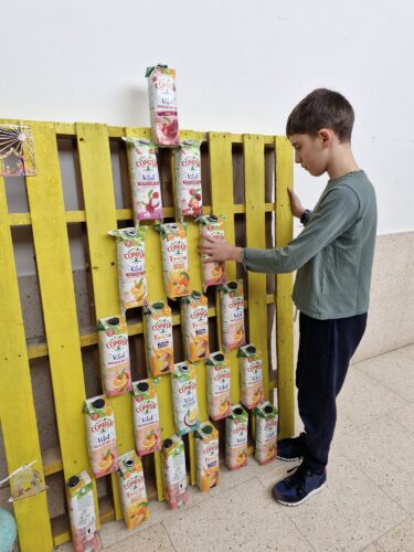 Embalagens Compal / Tetra Pak - Colagem das embalagens na superfície de madeira.