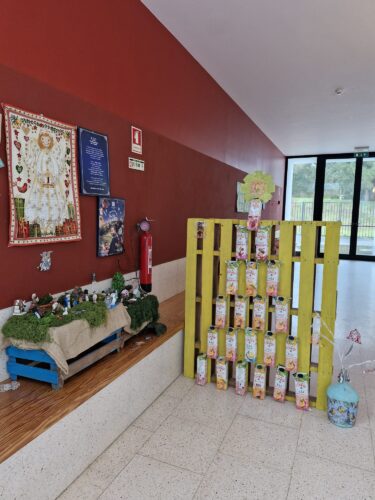 A Árvore na Decoração de Natal da Escola - A Árvore Amarela deu cor ao corredor do 2.º Ciclo, aguardando a visita dos encarregados de educação no decorrer das reuniões.