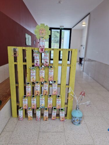 Produto Final - A árvore demonstra as potencialidades da reciclagem ao serviço da arte e das tradições.