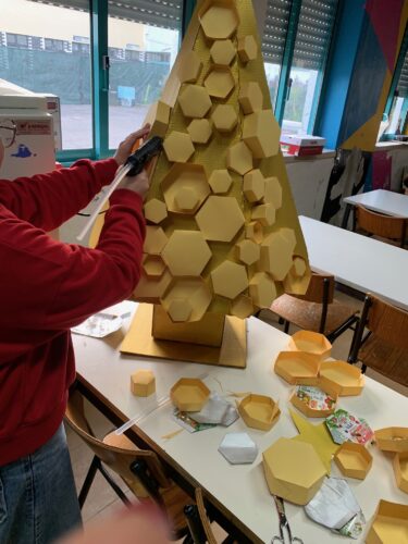 Processo de construção da árvore: Fixação dos elementos "favo".