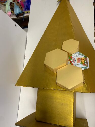 Processo de construção da árvore: Simulação da colagem e disposição das formas.