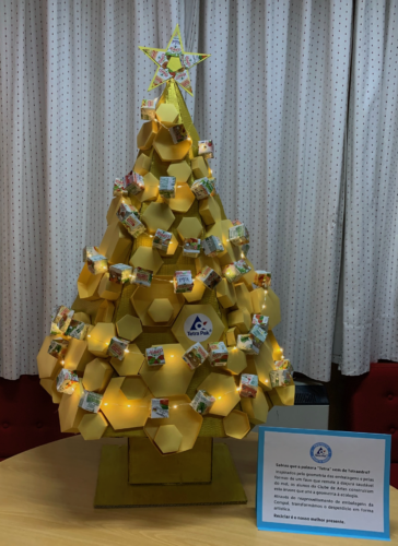 A árvore de Natal foi colocada no átrio da escola e para além de ser uma forma decorativa, proporcionou aos alunos uma consciência e o compromisso com o ambiente, num exercício de cidadania ativa.