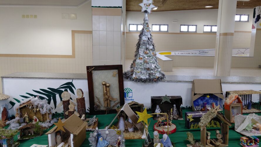 Árvore na Exposição de Presépios da Escola.