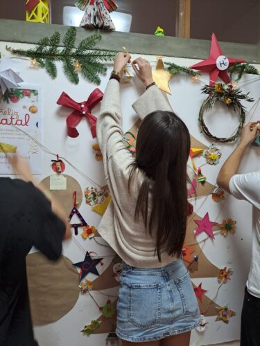 Montagem das figuras construídas na árvore