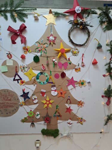 Árvore final exposta no átrio do bloco