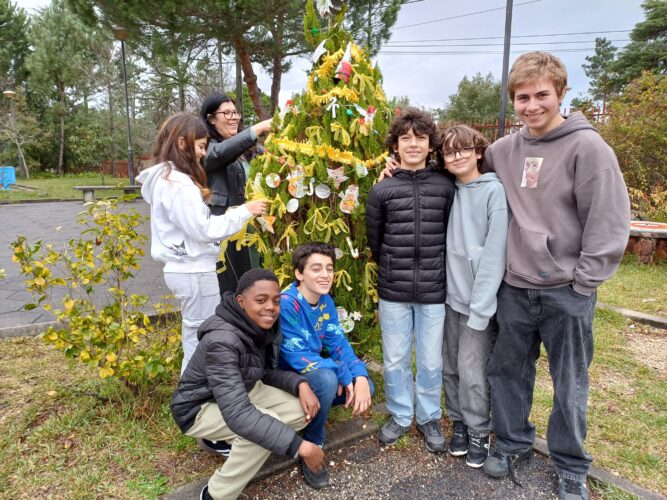 Construção da Árvore de Natal, tendo como base uma árvore da entrada da escola.