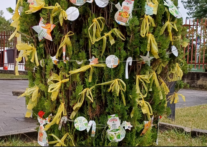 Detalhes das figuras - estrelas, bolas, bonecos de neve - construídas a partir das embalagens Compal, lavadas, abertas e recortadas.