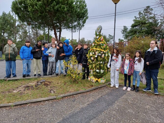 Árvore de Natal construída com embalagens Compal usadas, recolhidas pelos alunos da escola e enfeites com sacos do lixo amarelo.