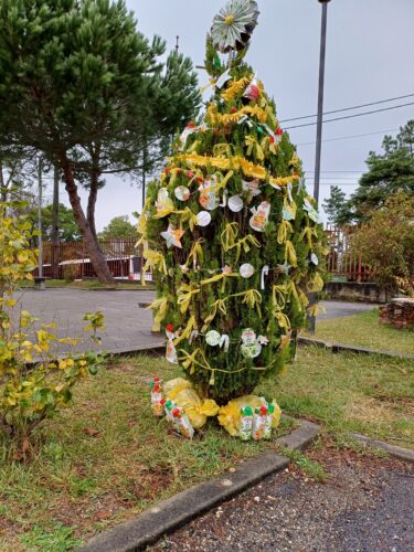 Árvore de Natal final utilizando embalagens Compal recolhidas na escola e enfeites com sacos de lixo amarelos.