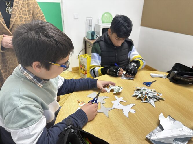 Corte e montagem das decorações 2