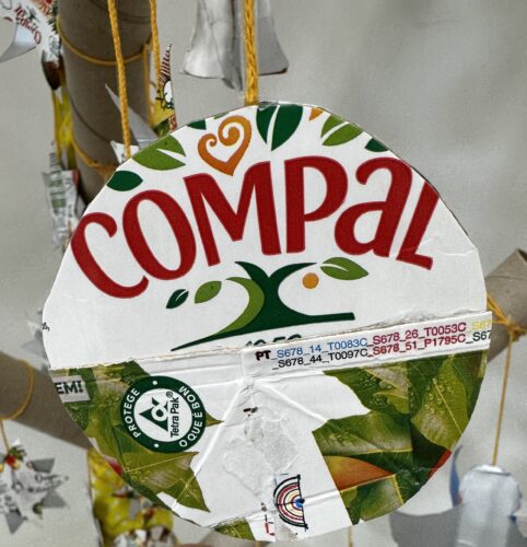 Simbolos Compal e TetraPak num elemento decorativo