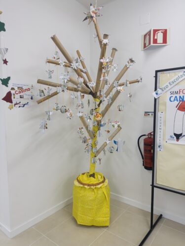 Árvore no espaço sala de alunos/bufete