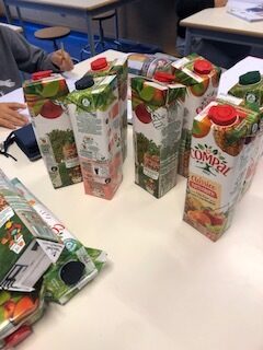 Embalagens com os símbolos Tetra Pak e Compal