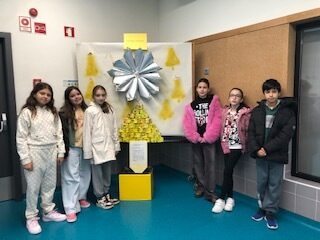 Árvore de Natal no espaço da escola