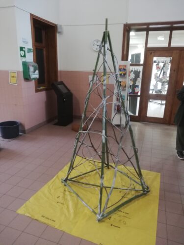 A estrutura da Árvore de Natal: bambu e galhos.