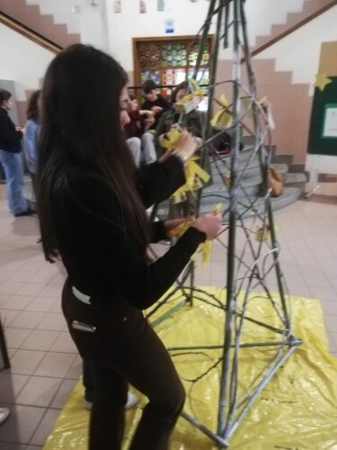 A colocação das decorações na árvore.