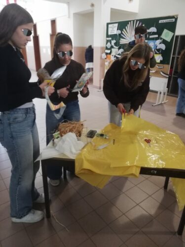 A elaboração das decorações de Natal.